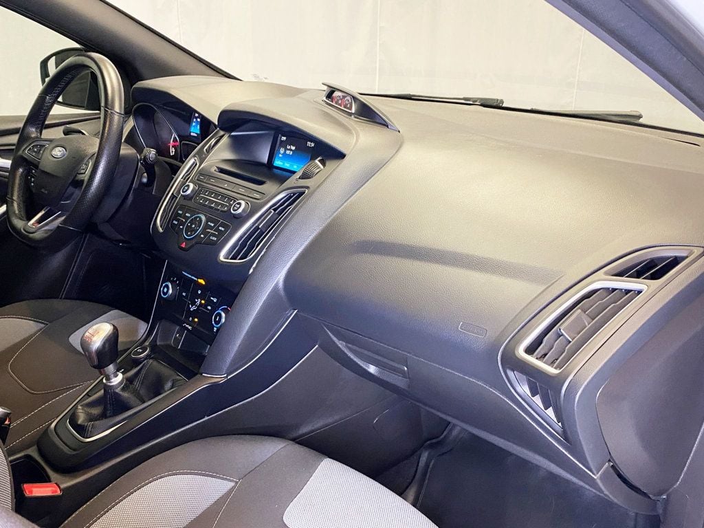 2016 Ford Focus ST photo 37
