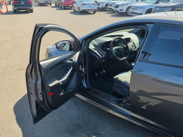 2016 Ford Focus 5dr Hatchback ST - 22940360 - 41