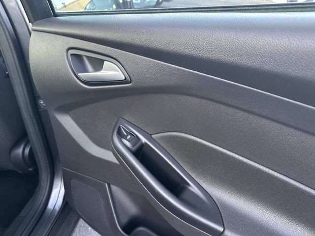 2016 Ford Focus SE 4dr Sedan - 23064567 - 16