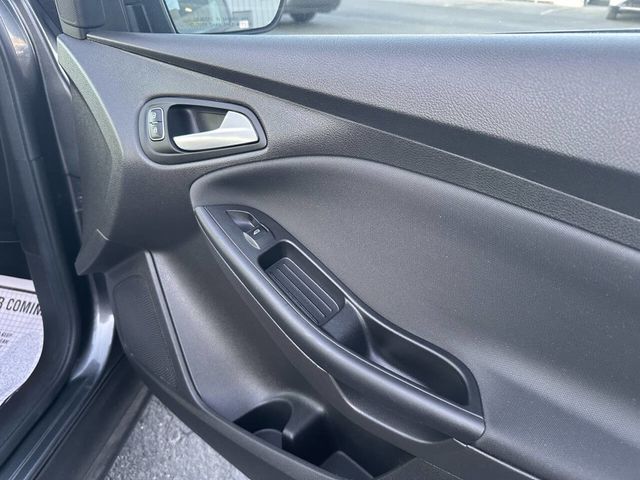 2016 Ford Focus SE 4dr Sedan - 23064567 - 19