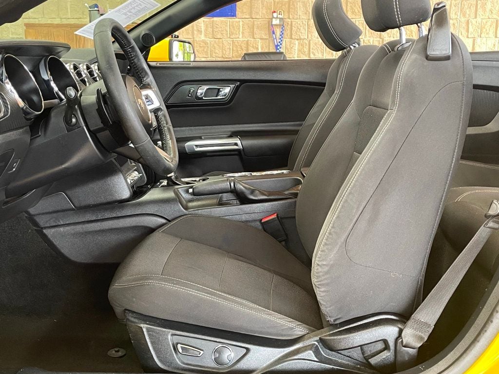 2016 Ford Mustang 2dr Convertible V6 - 23022939 - 19