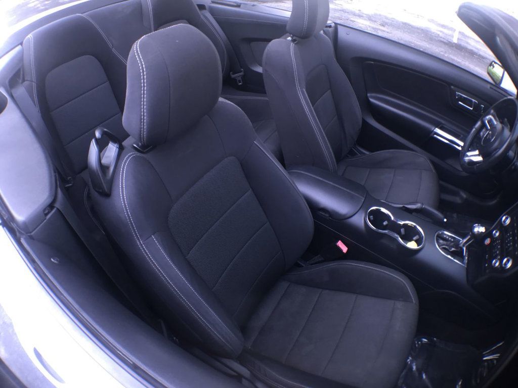 2016 Ford Mustang Convertible V6 photo 19
