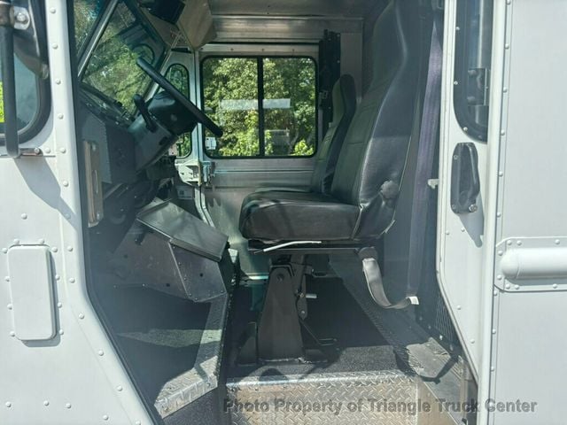 2016 Ford STEPVAN JUST 2k MILES!  - 23041584 - 16