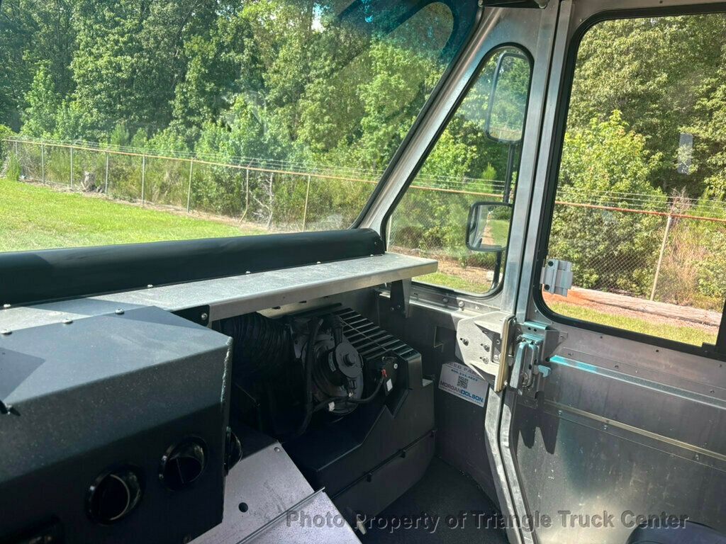 2016 Ford STEPVAN JUST 2k MILES!  - 23041584 - 24