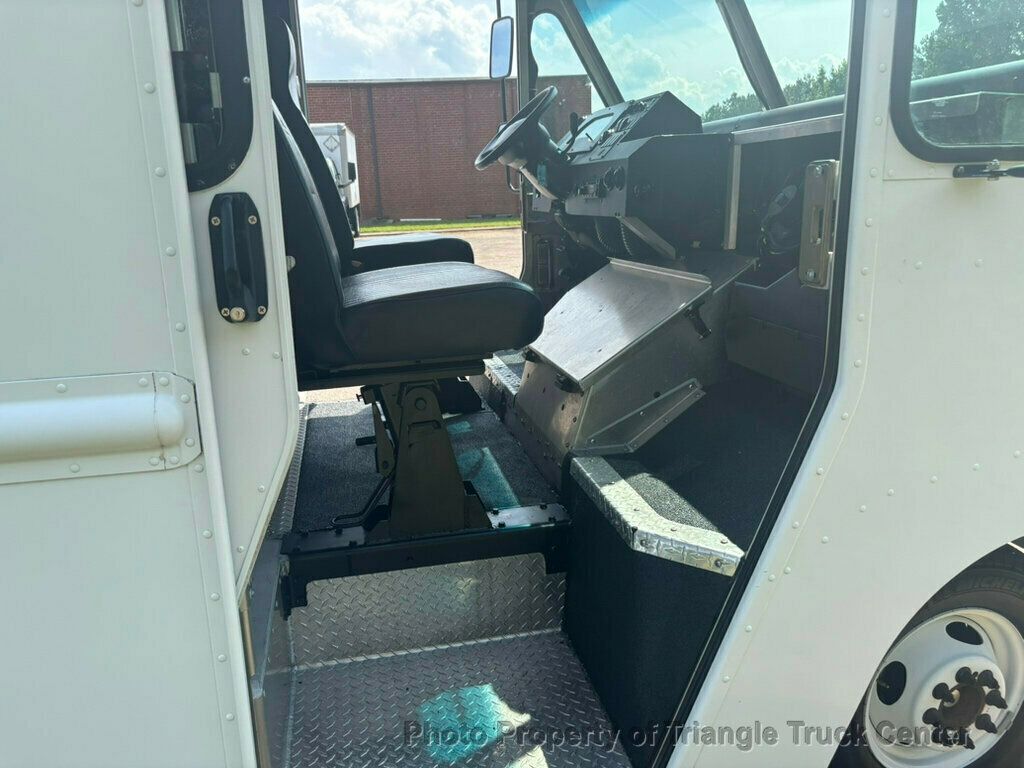 2016 Ford STEPVAN JUST 2k MILES!  - 23041584 - 26