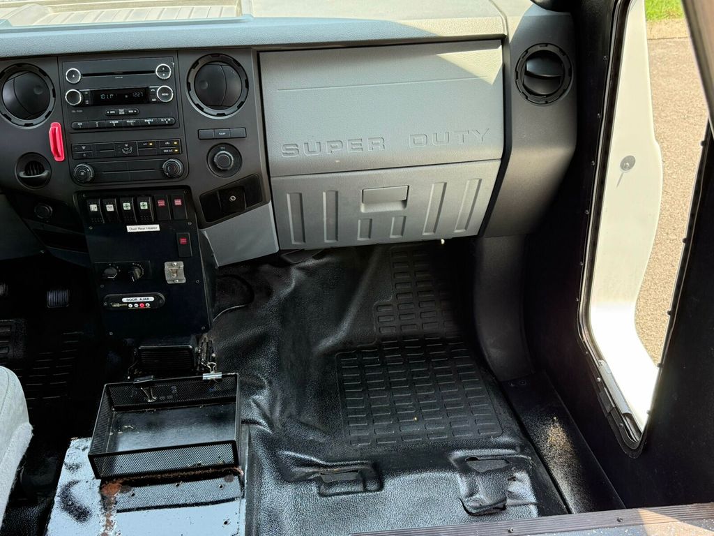 2016 Ford Super Duty F-550 DRW 20 Passenger, Including Integrated Child Seats - 23035824 - 24