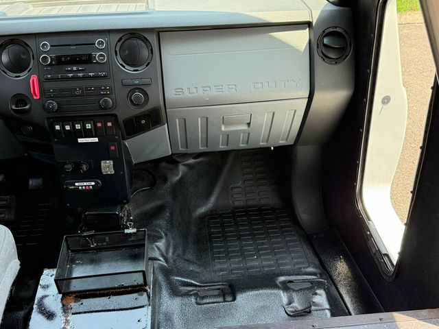2016 Ford Super Duty F-550 DRW 20 Passenger, Including Integrated Child Seats - 23035824 - 24