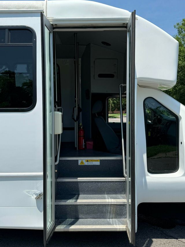 2016 Ford Super Duty F-550 DRW 20 Passenger, Including Integrated Child Seats - 23035824 - 25