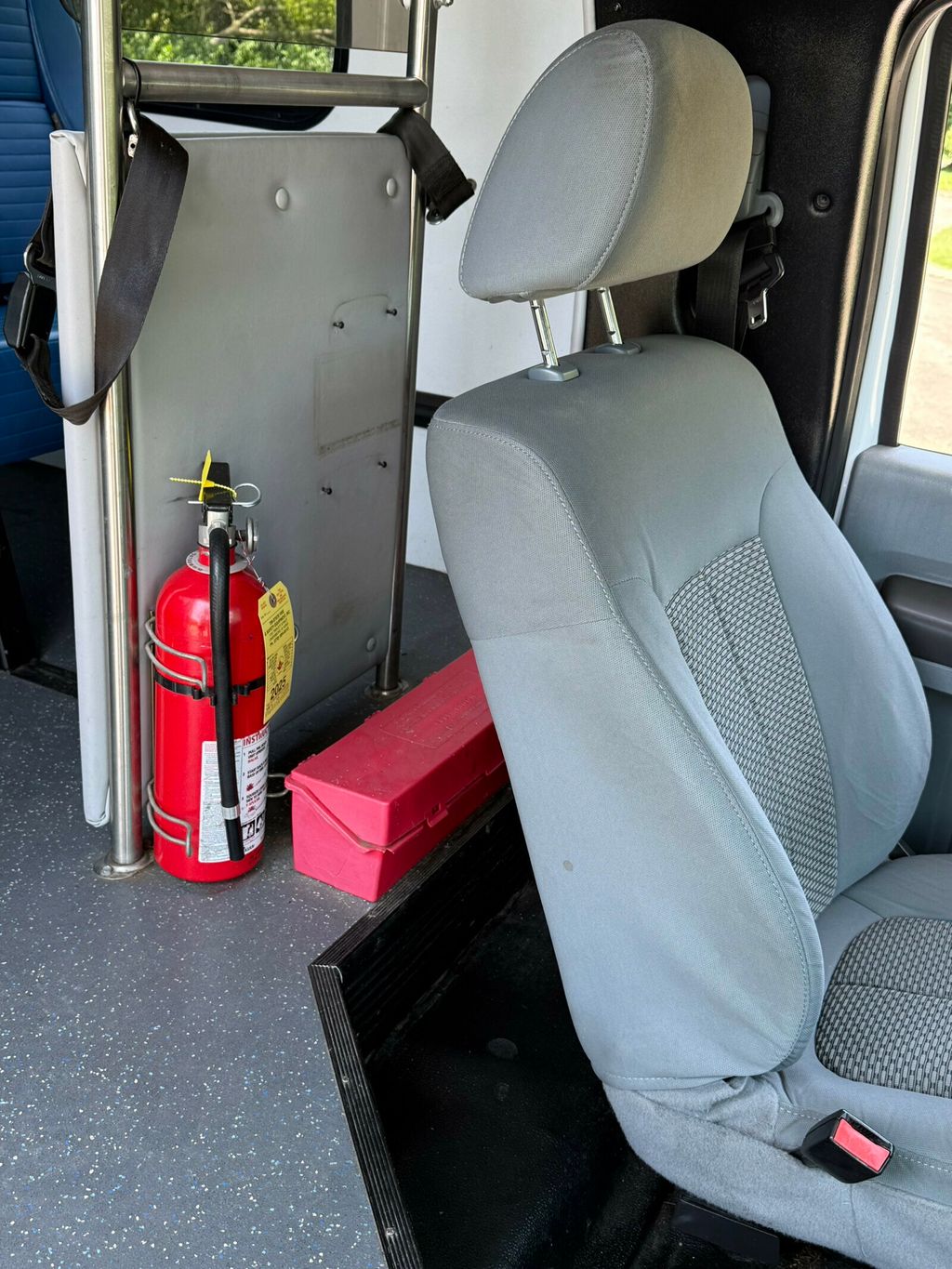 2016 Ford Super Duty F-550 DRW 20 Passenger, Including Integrated Child Seats - 23035824 - 26