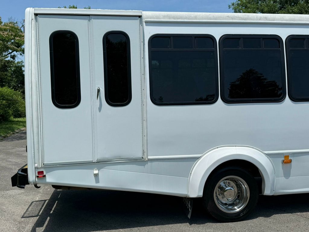 2016 Ford Super Duty F-550 DRW 20 Passenger, Including Integrated Child Seats - 23035824 - 8
