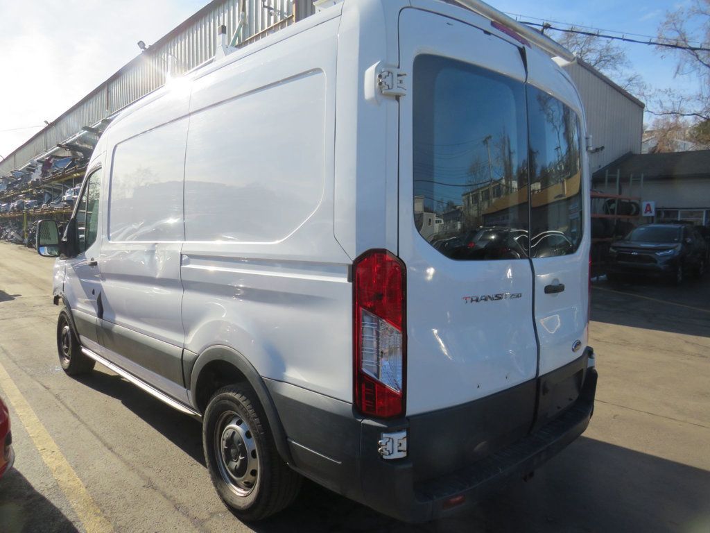 Ford Transit photo 6