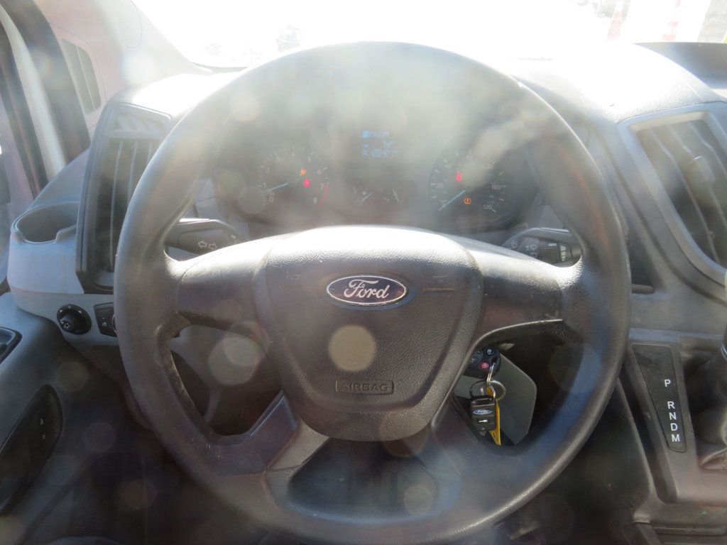Ford Transit photo 9