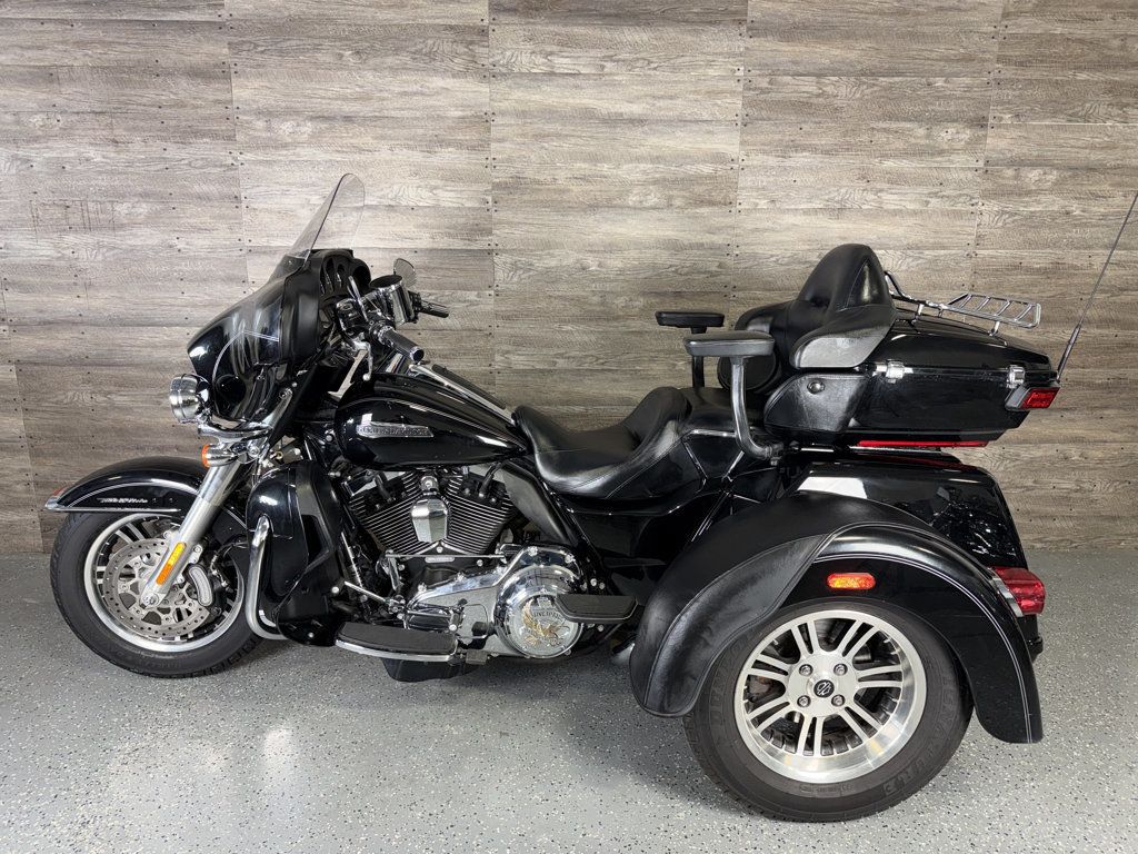 2016 Harley-Davidson FLHTCUTG Triglide Ultra Classic SUPER CLEAN! - 23066773 - 10