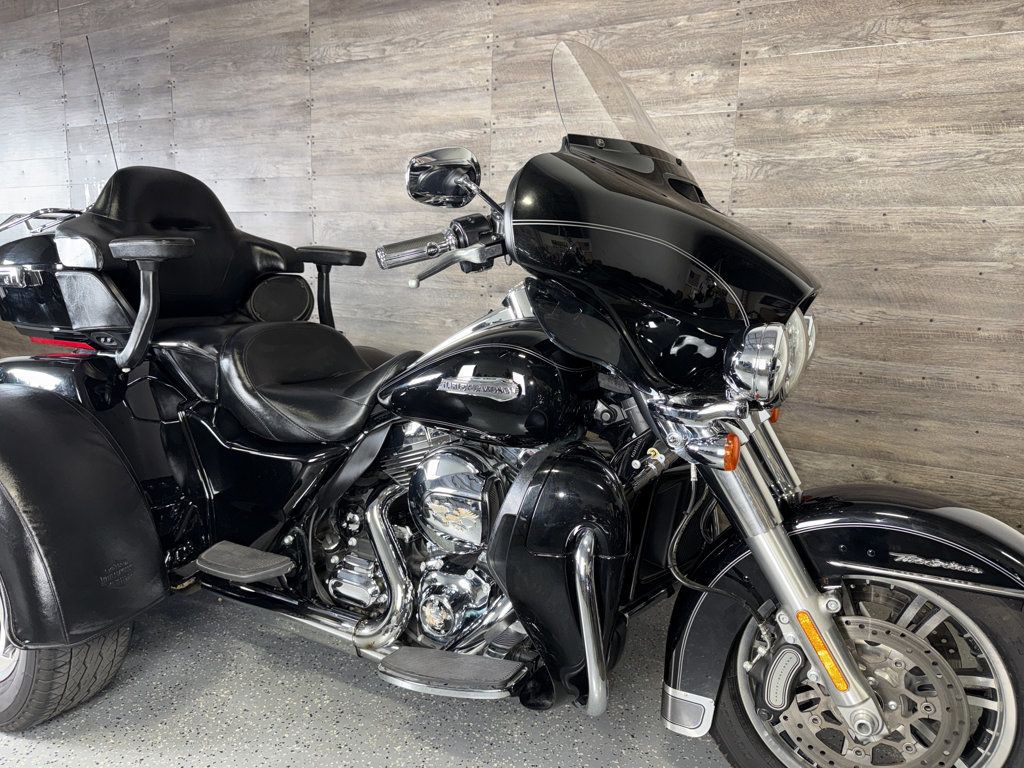 2016 Harley-Davidson FLHTCUTG Triglide Ultra Classic SUPER CLEAN! - 23066773 | Video 2