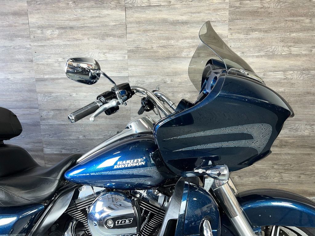 Exquis 5pcs Moto Pare-brise Boulons Boulons Vis Bien Nut Trim Kit pour  Harley Road Glide Ultra Cvo Custom Fltr Tous les modèles