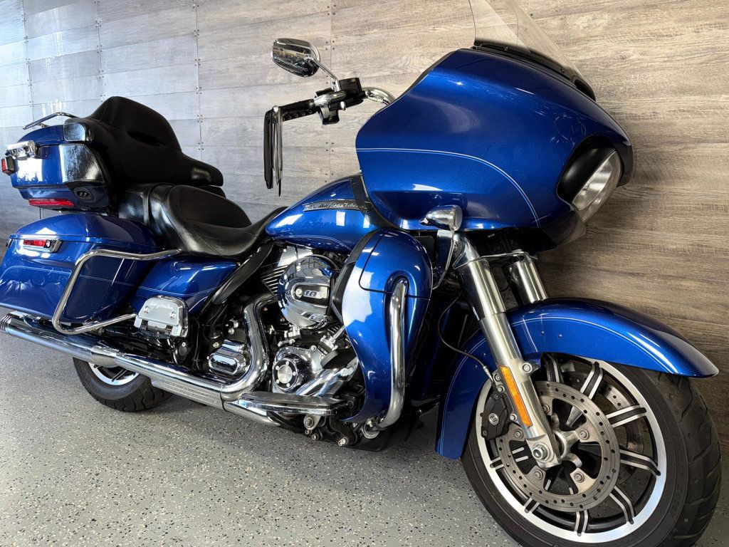 2016 Harley-Davidson FLTRU Road Glide Ultra SUPER CLEAN! - 22953140 | Video 2