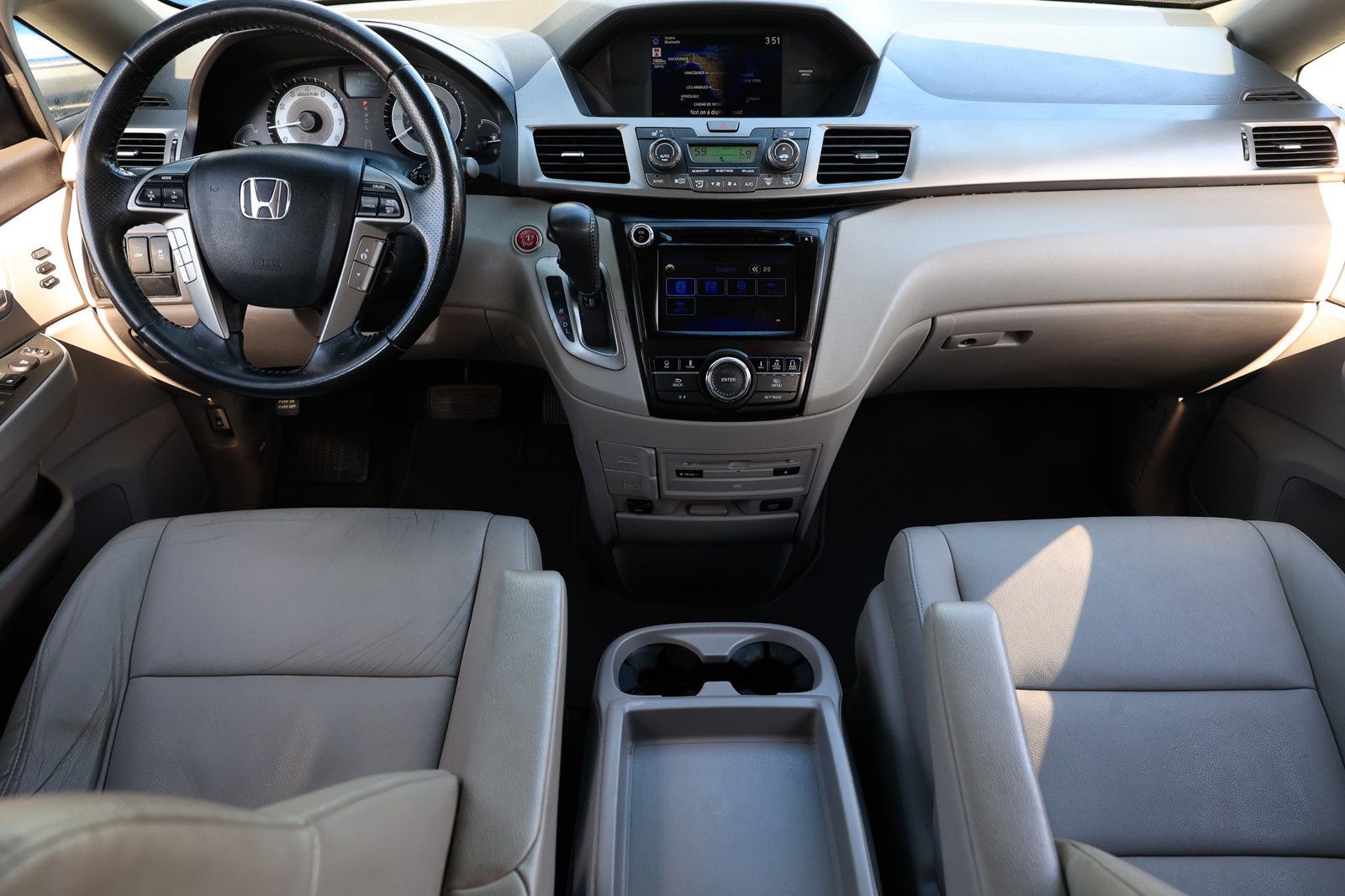 2016 Honda Odyssey Touring photo 2