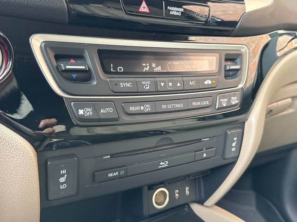 2016 Honda Pilot AWD 4dr Touring w/RES & Navi - 23081588 - 16