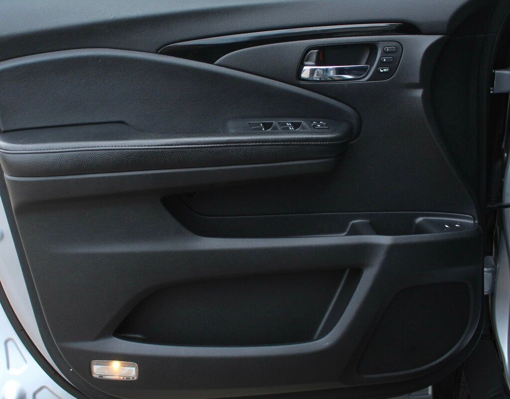 2016 Honda Pilot Elite photo 19