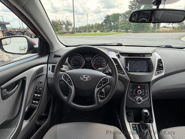 2016 Hyundai Elantra 4dr Sedan Automatic SE - 23033242 - 17