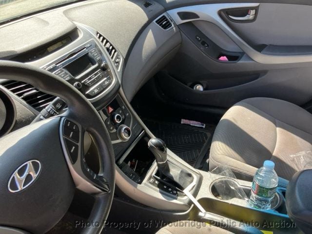 2016 Hyundai Elantra SE - 22930726 - 13