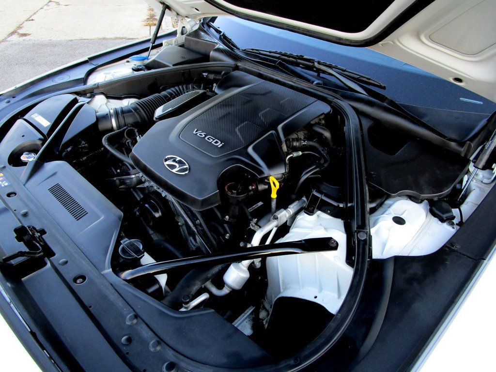 2016 Hyundai Genesis 4dr Sedan V6 3.8L AWD - 22992497 - 35