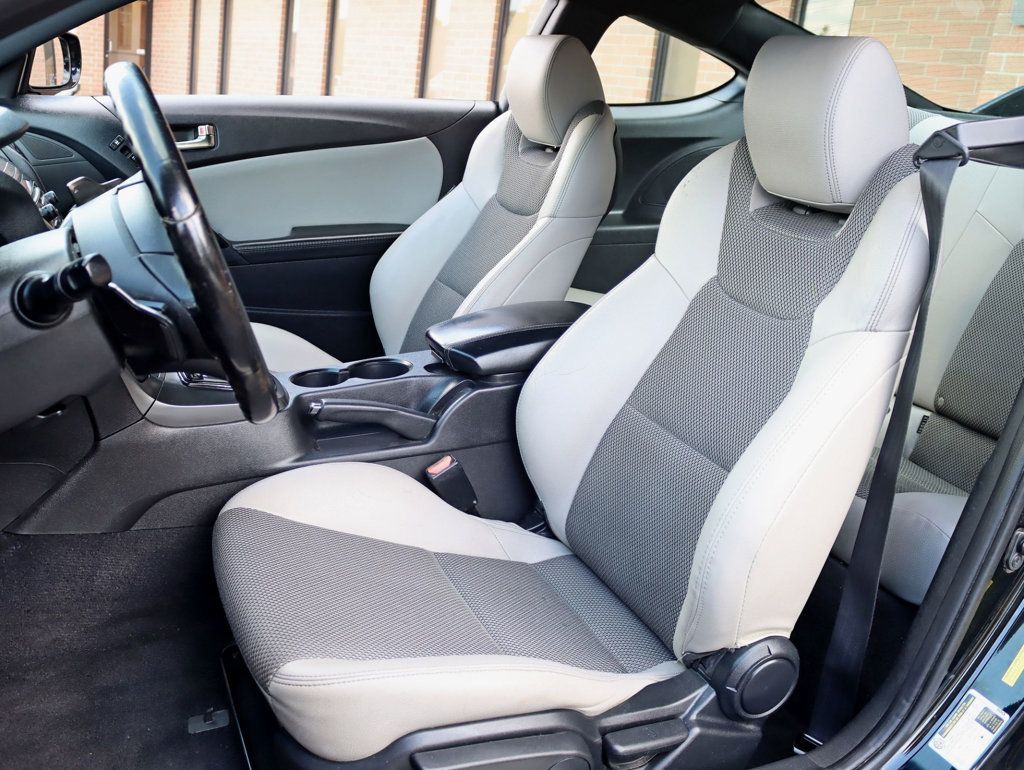 2016 Hyundai Genesis Coupe Ultimate photo 18