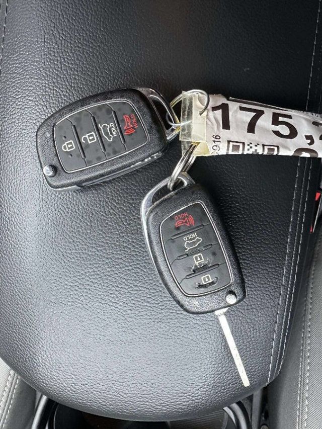 2016 Hyundai Santa Fe AWD 4dr SE - 22982281 - 36