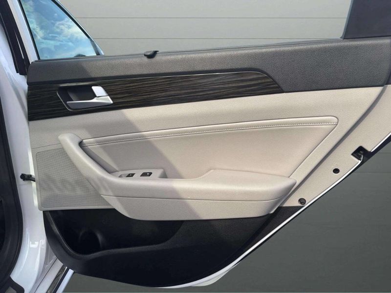 2016 Hyundai Sonata Hybrid Limited 4dr Sedan - 22941942 - 18