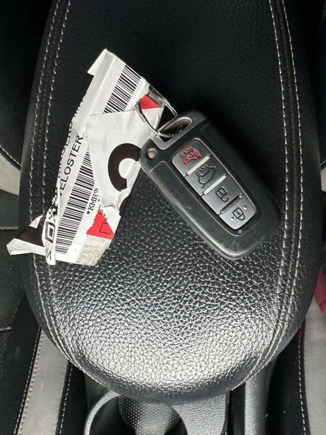 2016 Hyundai Veloster Turbo 3dr Coupe DCT w/Black Seats - 22961856 - 34