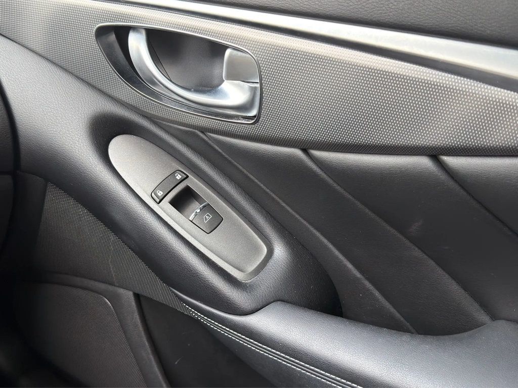 2016 INFINITI Q50 4dr Sedan 3.0t Red Sport 400 RWD - 22965757 - 18