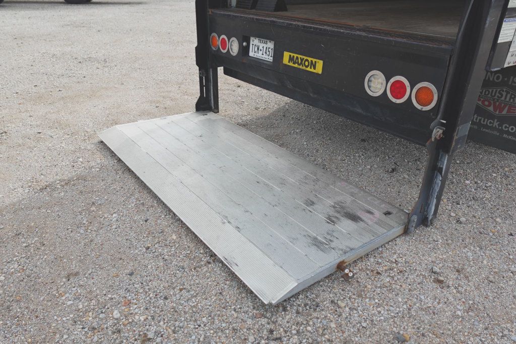 2016 Isuzu NPR (14ft Box with Rail Lift) - 23039393 - 12