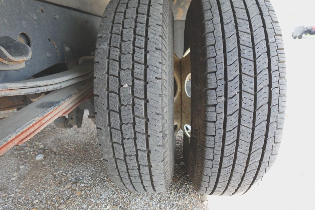 2016 Isuzu NPR (14ft Box with Rail Lift) - 23039393 - 40