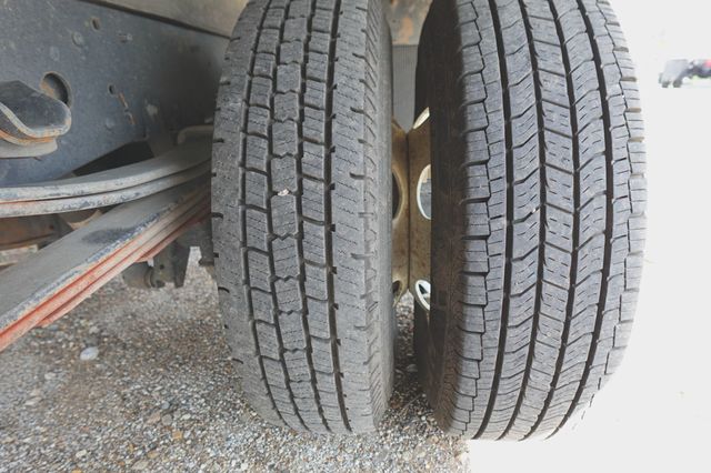 2016 Isuzu NPR (14ft Box with Rail Lift) - 23039393 - 40