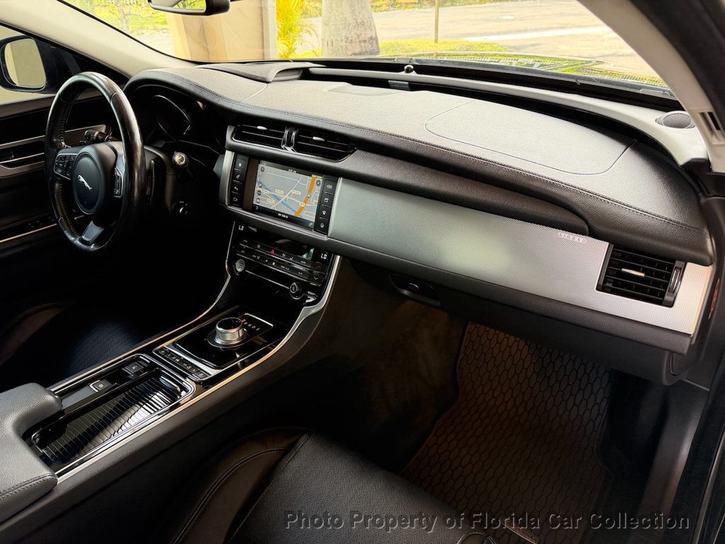 2016 Jaguar XF 35t Prestige RWD Sedan Supercharged - 23025831 - 40