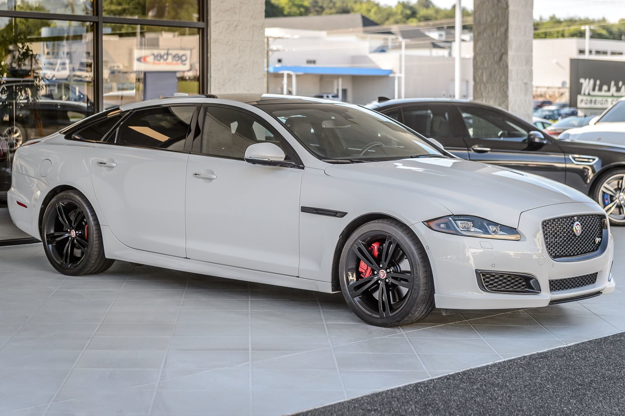 2016 Jaguar XJ Supercharged photo 4