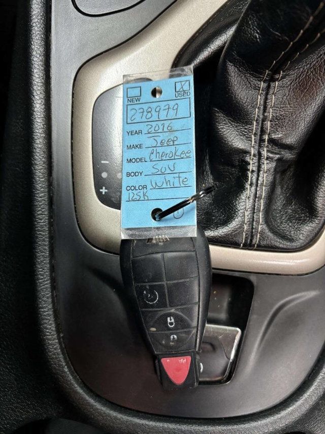 2016 Jeep Cherokee Latitude 4x4 4dr SUV - 22960687 - 37