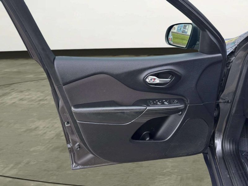 2016 Jeep Cherokee Latitude 4x4 4dr SUV - 23017468 - 9