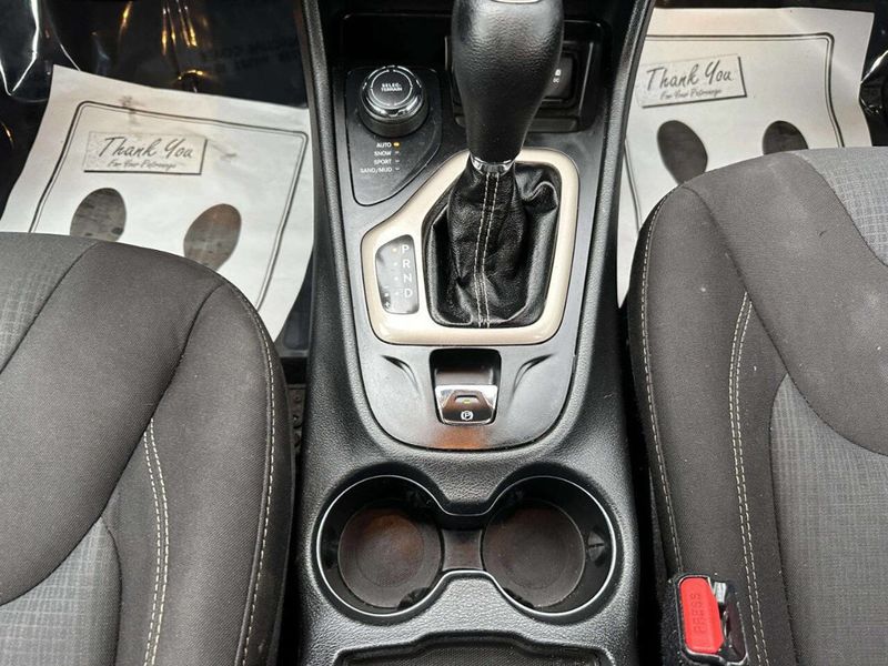 2016 Jeep Cherokee Latitude 4x4 4dr SUV - 23017468 - 19