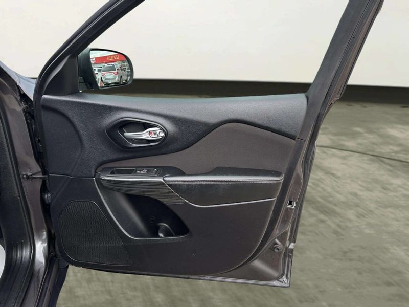 2016 Jeep Cherokee Latitude 4x4 4dr SUV - 23017468 - 22