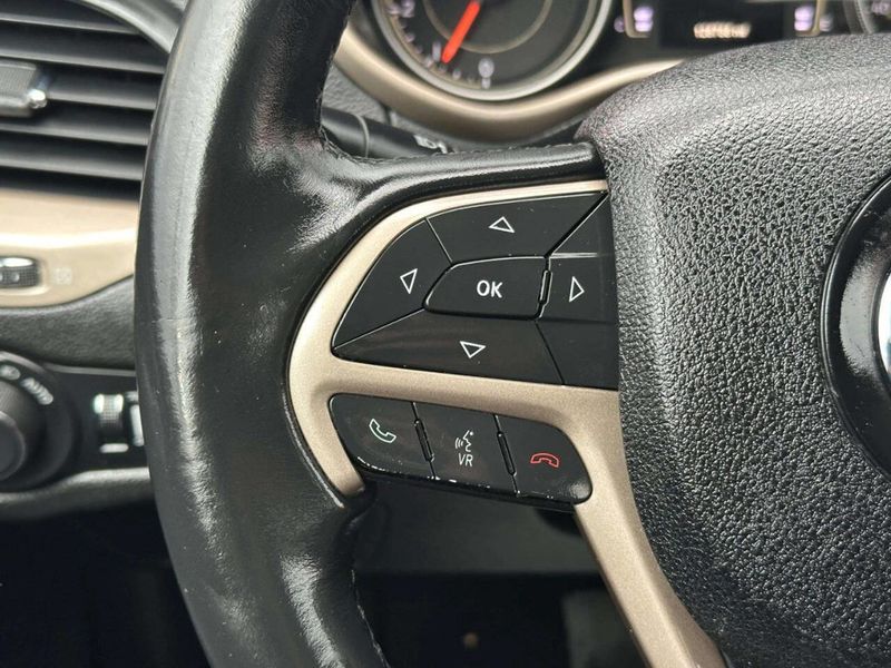 2016 Jeep Cherokee Latitude 4x4 4dr SUV - 23017468 - 29