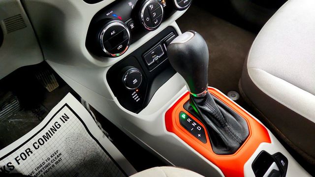 2016 Jeep Renegade 4WD 4dr Latitude w/ My Sky Power Retractable / Removable Panels - 22967449 - 15