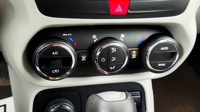 2016 Jeep Renegade 4WD 4dr Latitude w/ My Sky Power Retractable / Removable Panels - 22967449 - 18