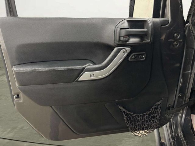 2016 Jeep Wrangler Unlimited 4WD 4dr Rubicon Hard Rock - 22961859 - 11