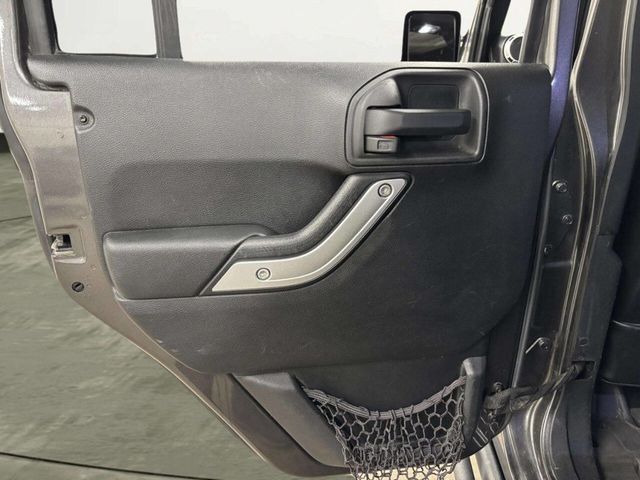 2016 Jeep Wrangler Unlimited 4WD 4dr Rubicon Hard Rock - 22961859 - 14