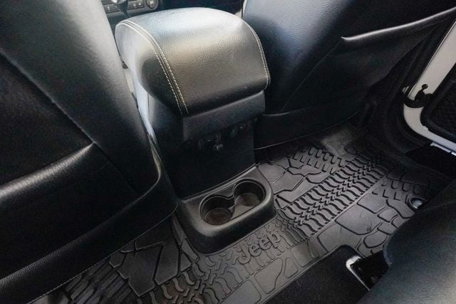 2016 Jeep Wrangler Unlimited 4WD 4dr Rubicon Hard Rock - 22999406 - 76