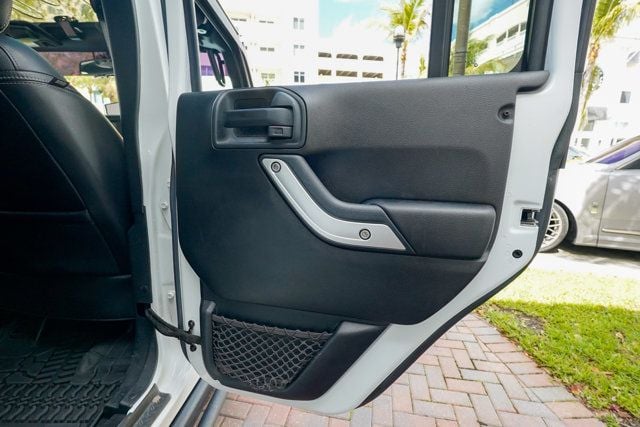 2016 Jeep Wrangler Unlimited 4WD 4dr Rubicon Hard Rock - 22999406 - 86