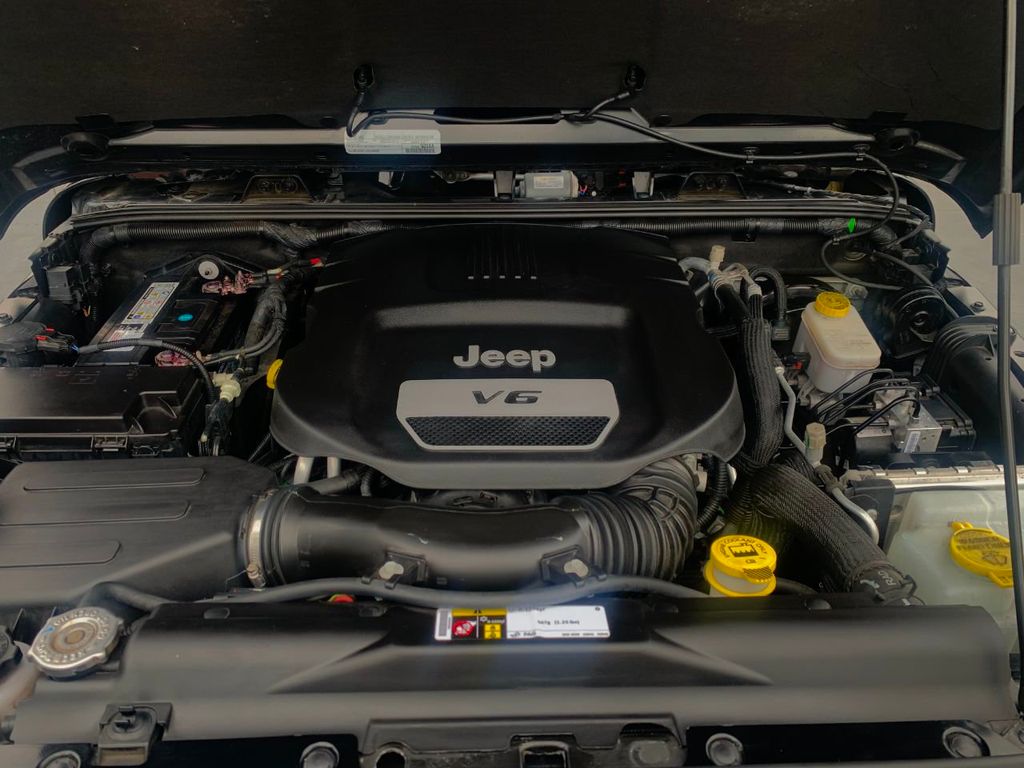 2016 Jeep Wrangler Unlimited 4WD 4dr Rubicon Hard Rock - 20391857 - 32