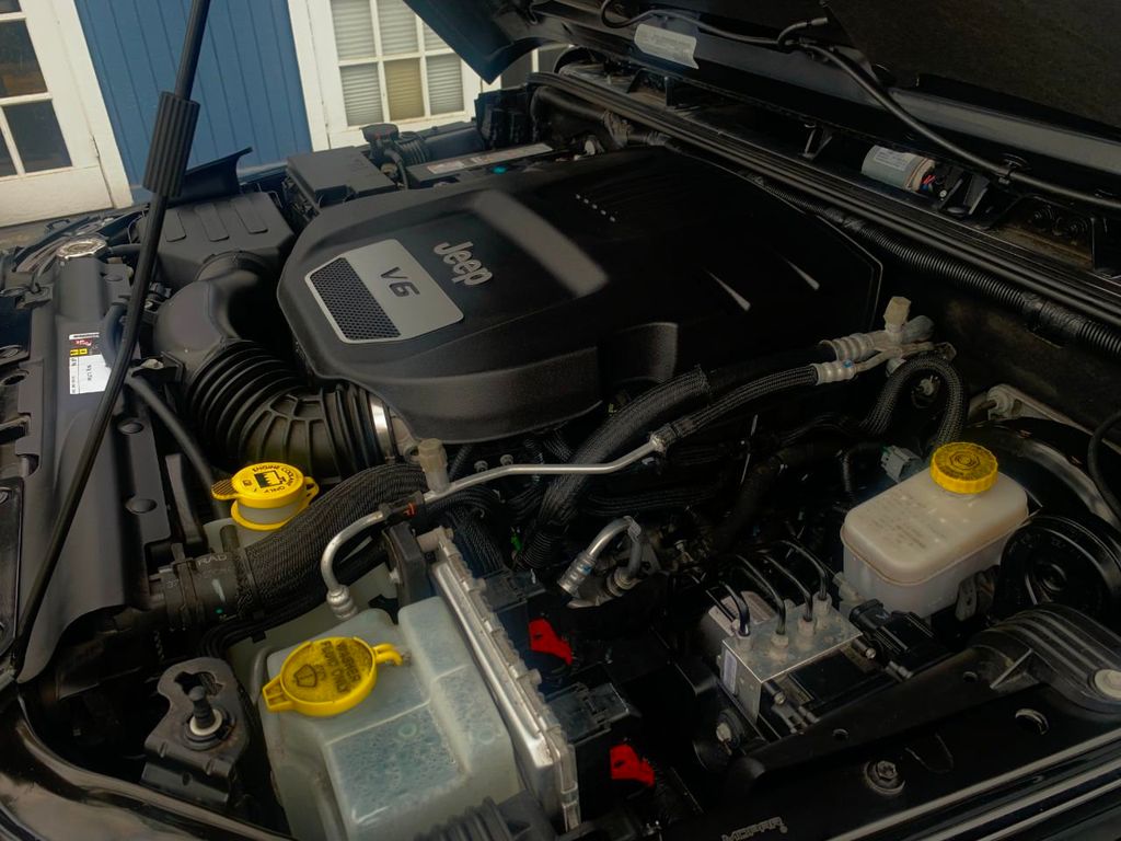 2016 Jeep Wrangler Unlimited 4WD 4dr Rubicon Hard Rock - 20391857 - 33