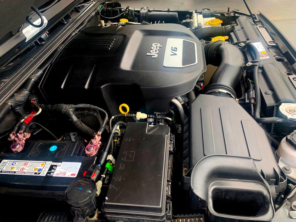 2016 Jeep Wrangler Unlimited 4WD 4dr Rubicon Hard Rock - 20391857 - 35